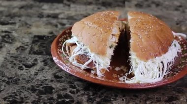 Cemita Meksika sandviç dilimleyicisi. Oaxaca peynirli torta ve Milanesa. Comida Meksikana.