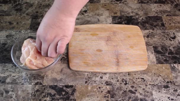 Nahaufnahme Eines Küchenchefs Der Auf Einem Holzbrett Hautlose Hühnerbrüste Streifen — Stockvideo