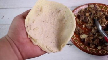 Carnitas taco yapan kişinin kişisel görüşü. Meksika yemeği.