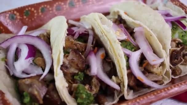 Carnitas Tacos Πράσινη Σάλτσα Και Κρεμμύδι Περιστρεφόμενο Παραδοσιακό Πιάτο Μεξικάνικο — Αρχείο Βίντεο