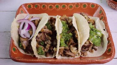 Carnitas tacos ve Meksika yemeklerine kırmızı soğan koyuyoruz.