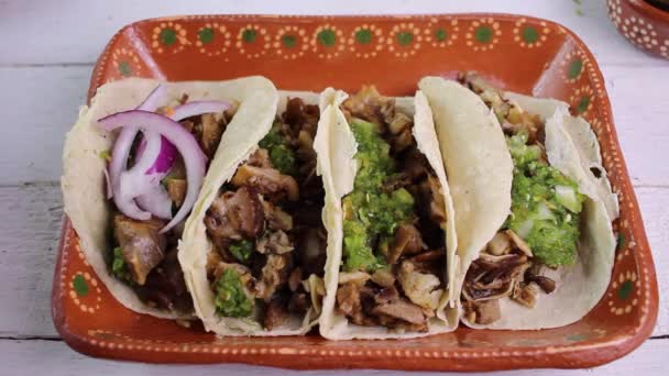 Primer Plano Mano Poniendo Cebolla Roja Tacos Carnitas Comida Mexicana — Vídeo de stock