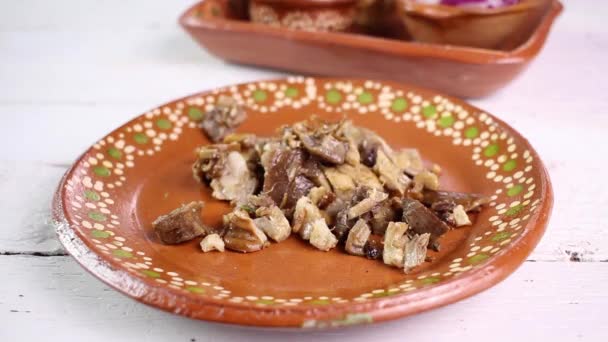 Koch Serviert Schweinefleisch Carnitas Traditionellen Gericht Mexikanische Lebensmittel — Stockvideo