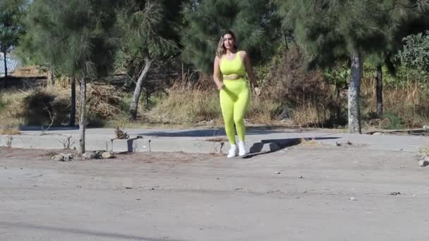 Piękna Latynoska Kobieta Uprawiająca Jogging Parku Model Fitness Działa Wolno — Wideo stockowe