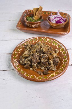 Carnitas ve soğanlı yeşil sos ve chicharron. Meksika yemeği