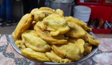 Yıpranmış biberli tabağın önü. Meksika yemeği