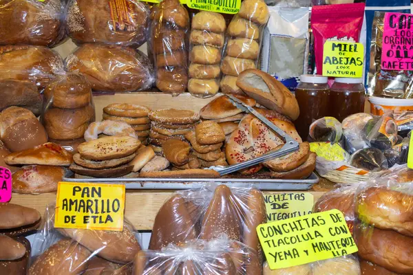 Çeşitli ekmek çeşitleri ve isimleriyle tabelası olan Meksika fırını.