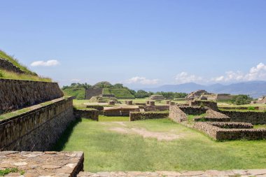 Oaxaca Meksika 'daki Monte Alban piramitlerinin yan görüntüsü