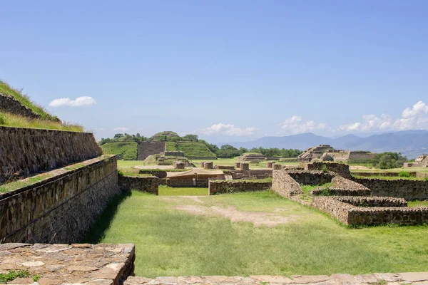 Oaxaca Meksika 'daki Monte Alban piramitlerinin yan görüntüsü