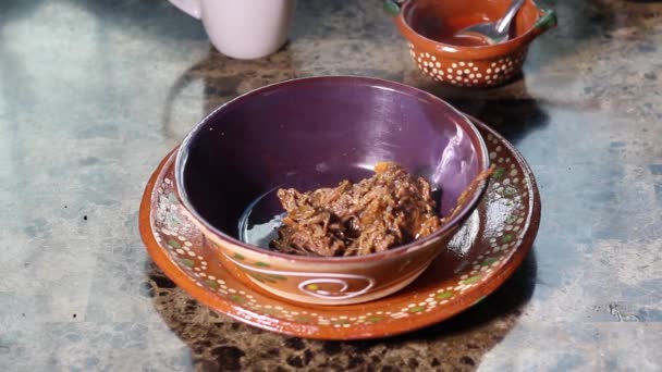 Een Man Die Berrie Giet Traditionele Mexicaanse Borden Mexicaans Eten — Stockvideo