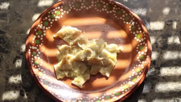 전통적인 접시에 슬로우 모션에 Chilaquiles를 사람의 멕시코 — 비디오