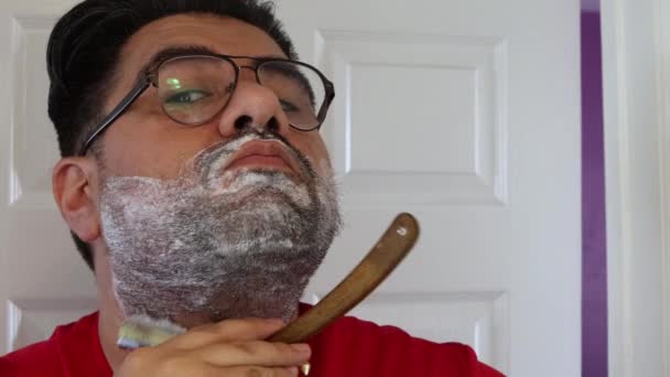 丰满的拉丁男子剃须刀从颈部区域刮胡子 墨西哥 — 图库视频影像