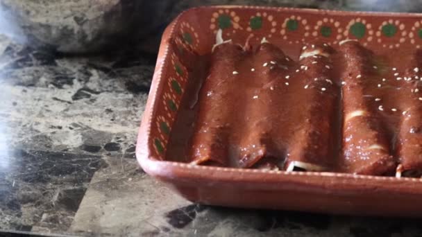 Controle Deslizante Câmera Lenta Sementes Gergelim Caindo Enchiladas Toupeira Vermelha — Vídeo de Stock