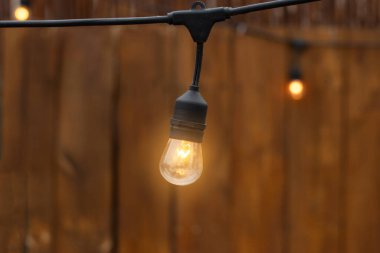 Fikir ve açık hava aydınlatma ve dekorasyonunda orta boy ampul açık