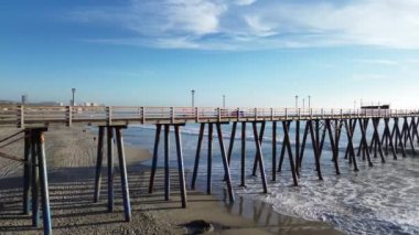 Rosarito sahillerinde uçan hava aracı videosu, tatil ve rahatlama konsepti.