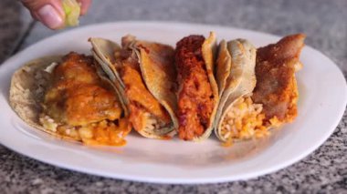 Dört farklı takoya limon suyu ekliyorum.