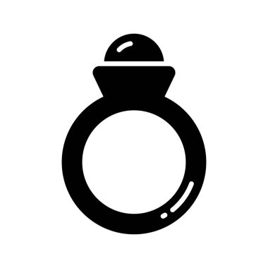 Taştan bir yüzük, iyi işlenmiş değerli taştan bir simge, beyaz arka planda izole edilmiş.