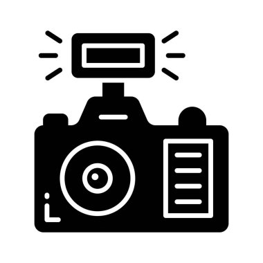 Fotoğraf makinesi lensli ve konsept fotoğrafçılık simgesini moda tarzında gösteren düğmeli fotoğraf makinesi