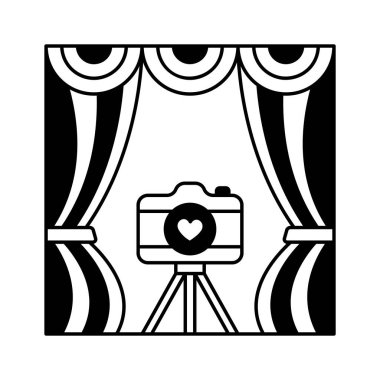 Bir tripodun üzerindeki kamera düğünün özel anlarını kaydediyor.