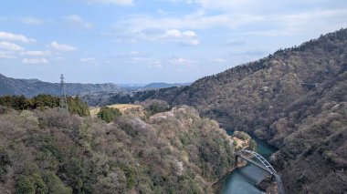 Dağlardaki baraj manzarası