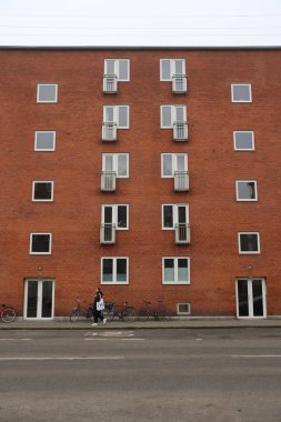 Eski kırmızı tuğla binanın manzarası