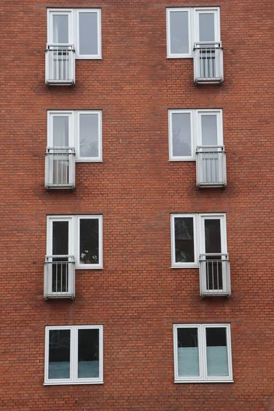 Eski kırmızı tuğla binanın manzarası
