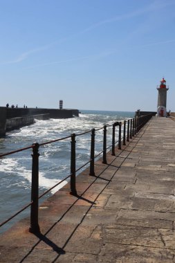 Mavi gökyüzü ile gündüz vakti güzel deniz kıyısında