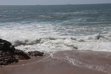 Mavi gökyüzü ile gündüz vakti güzel deniz kıyısında