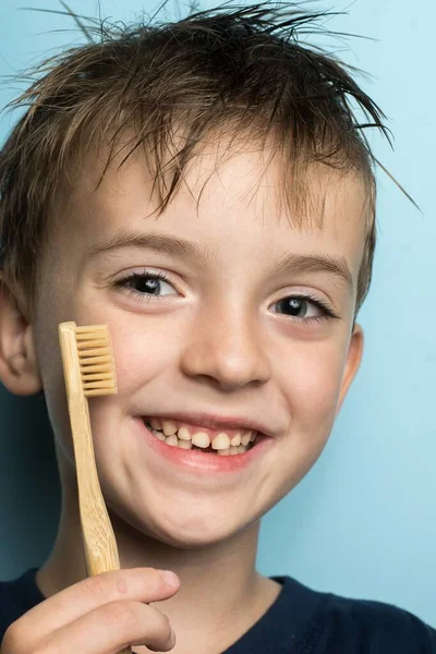 Mały Chłopiec Europejskim Wyglądzie Uśmiechem Trzyma Szczoteczkę Zębów Pobliżu Twarzy — Zdjęcie stockowe