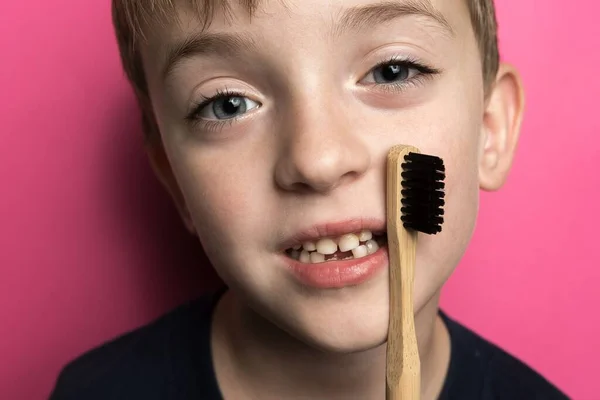 Süt Dişli Gülümseyen Avrupalı Bir Çocuk Pembe Arka Planda Bambu — Stok fotoğraf
