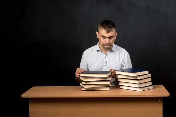 Hombre Apariencia Europea Sienta Una Mesa Con Libros Mira Lado — Foto de Stock