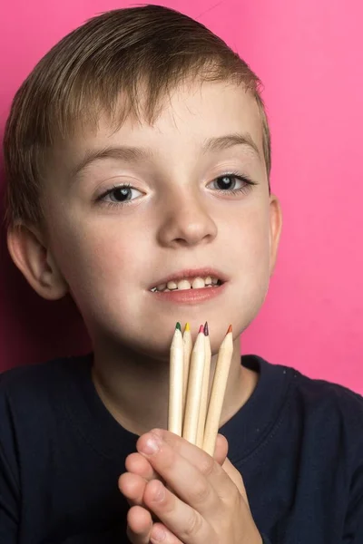 Dziecko Wyglądzie Europejskim Trzyma Rękach Wiele Kolorowych Ołówków Pionowe Zdjęcie — Zdjęcie stockowe