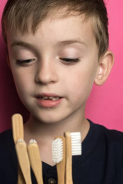 Avrupalı Görünümlü Bir Çocuk Elindeki Birçok Bambu Diş Fırçasını Inceler — Stok fotoğraf