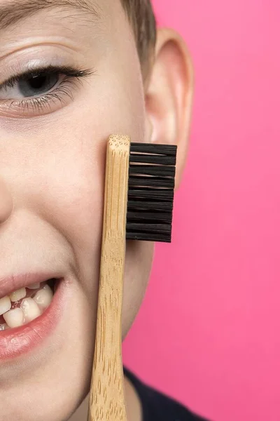 Avrupalı Görünümlü Küçük Bir Çocuğun Yüzüne Karşı Bambu Bir Diş — Stok fotoğraf