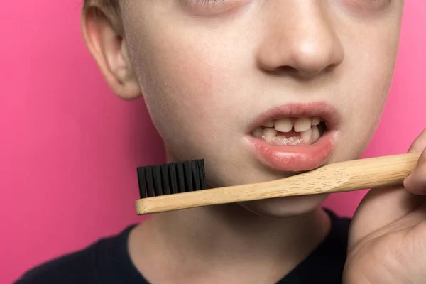 Bambusowa Szczoteczka Zębów Tle Twarzy Małego Dziecka Europejskim Wyglądzie Zęby — Zdjęcie stockowe