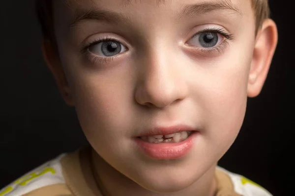 Zbliżenie Portret Dziecka Wyglądzie Europejskim Czarnym Tle Zbliżenie Smutne Spojrzenie — Zdjęcie stockowe