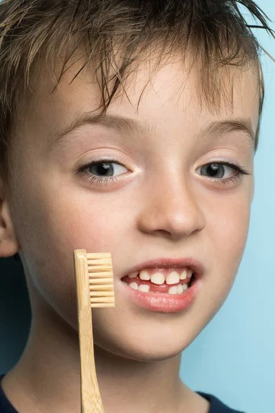 Mały Chłopiec Trzyma Bambusową Szczoteczkę Zębów Przy Twarzy Europejski Wygląd — Zdjęcie stockowe