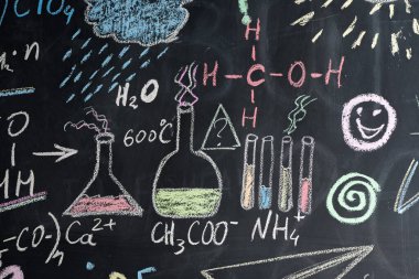 Tahta duvara renkli tebeşir çizimleri. Kimyasal formüller ve koniler