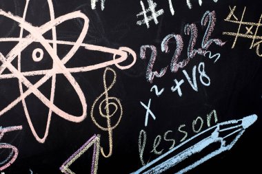 Tahta duvarda renkli tebeşirli çizimler - kalem, atomlar