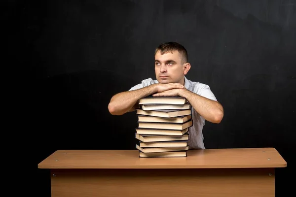 Hombre Apariencia Europea Sienta Una Mesa Con Una Pila Libros —  Fotos de Stock