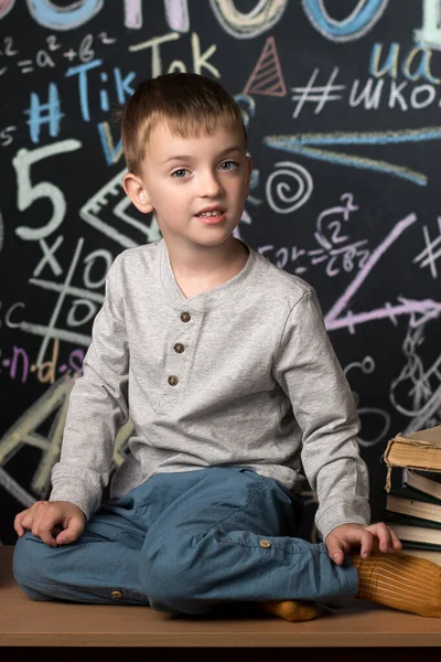 Ένα Μικρό Αγόρι Της Ευρωπαϊκής Εμφάνισης Κάθεται Ένα Γραφείο Στο — Φωτογραφία Αρχείου