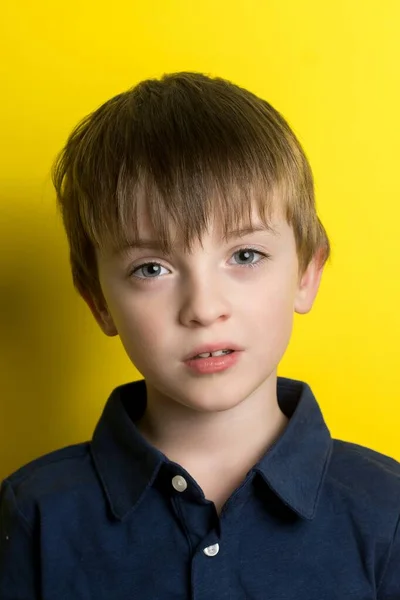 Mały Chłopiec Portret Zbliżenie Żółtym Tle — Zdjęcie stockowe