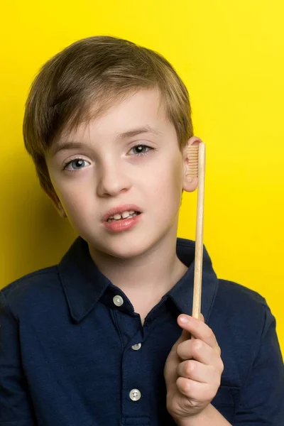 Küçük Bir Çocuk Elinde Bambu Bir Diş Fırçası Tutuyor Sarı — Stok fotoğraf