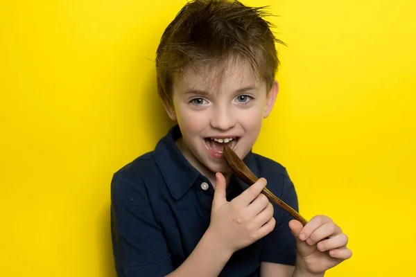 Mały Chłopiec Trzyma Łyżkę Bambusa Uśmiechem — Zdjęcie stockowe