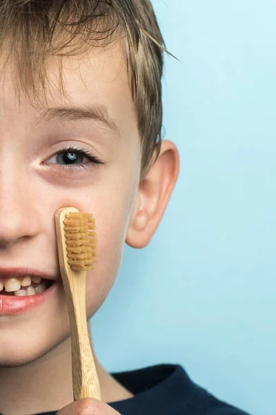 Slav Görünümlü Küçük Bir Çocuk Elinde Bambu Bir Diş Fırçası — Stok fotoğraf