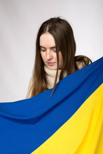 Дівчина Європейського Вигляду Тримає Своїх Руках Прапор України — стокове фото