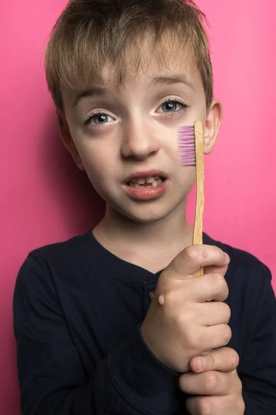 Chłopiec Europejskim Wyglądzie Trzyma Rękach Szczoteczkę Zębów Bambusa Miejsce Tekst — Zdjęcie stockowe