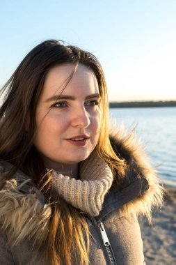 Avrupa görünümlü bir kızın portresi. günbatımı yumuşak odak