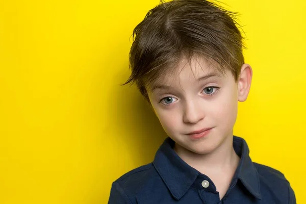 Portret Smutnego Chłopca Europejskim Wyglądzie Żółtym Tle — Zdjęcie stockowe