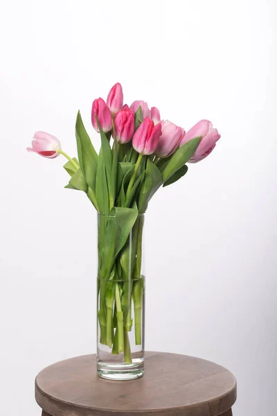 Ramo Tulipanes Rosados Jarrón Sobre Fondo Blanco —  Fotos de Stock